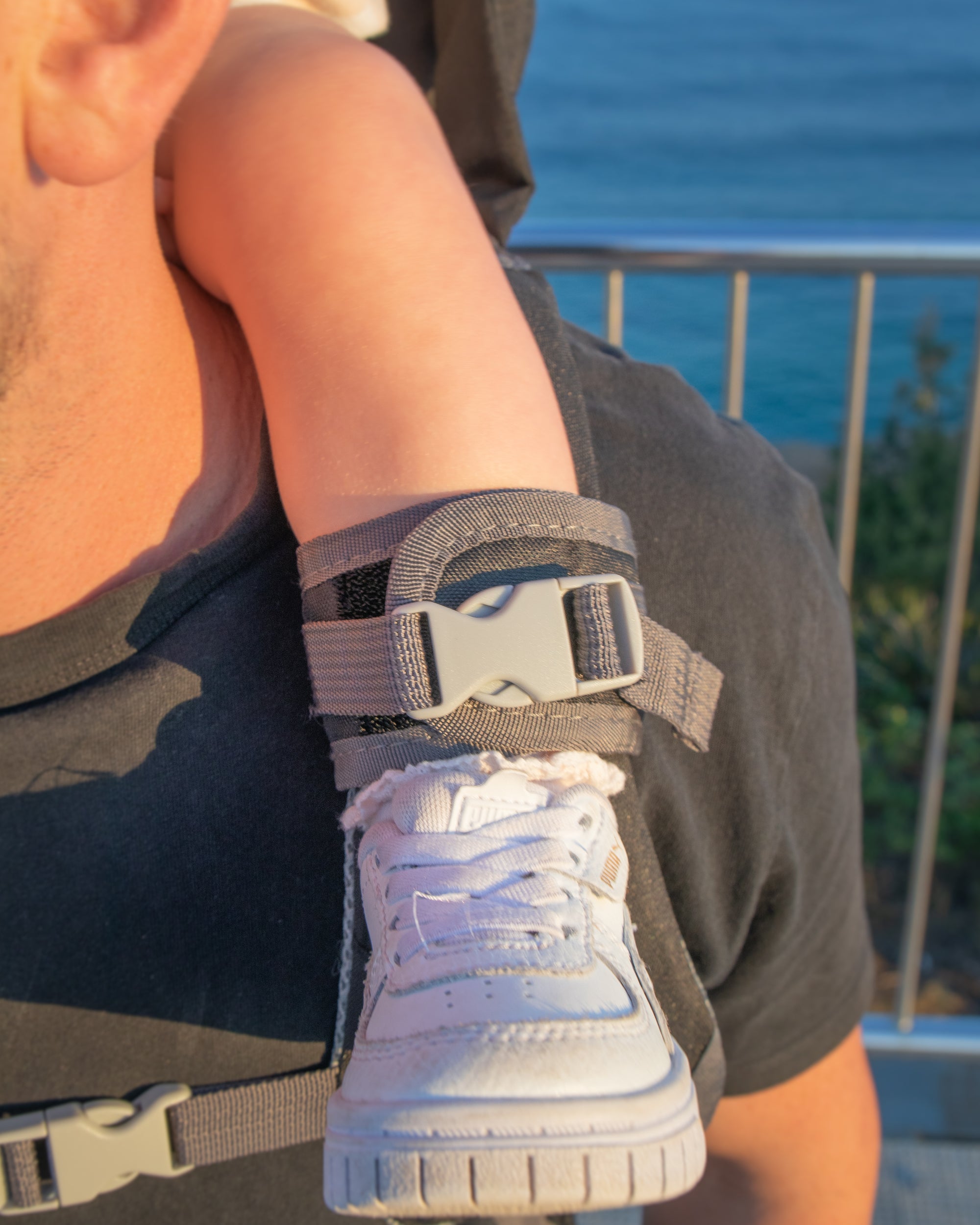 Sunny Seekers Shoulder Carrier